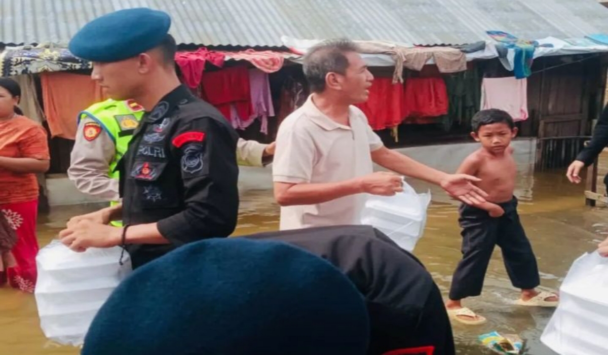 Sudah 4 Hari Muratara Terdampak Banjir, 1000 Nasi Kotak Dibagikan Personel Brimob Polda ke Korban Banjir 