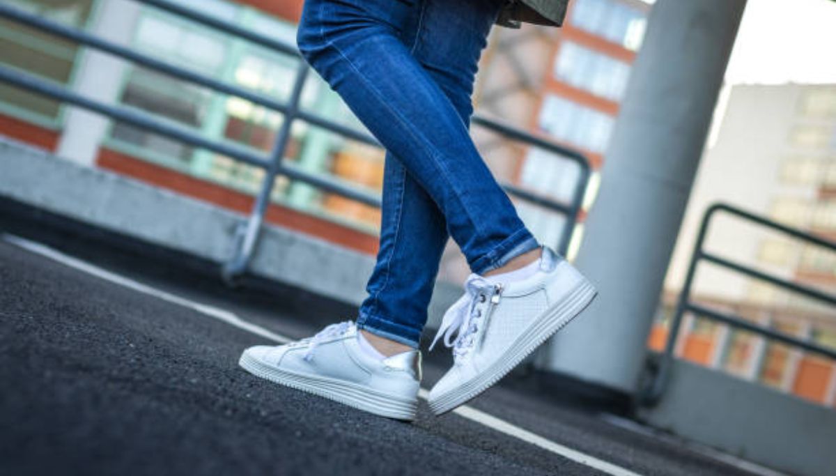 Sneakers dan Skinny Jeans: Kombinasi Gaya Kasual yang Tak Pernah Salah Lho!