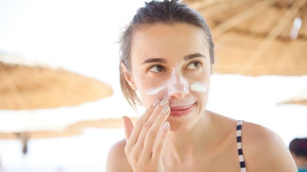 Dua Area Tubuh Ini Sering Terlupakan Saat Pakai SPF, Padahal Sangat Penting
