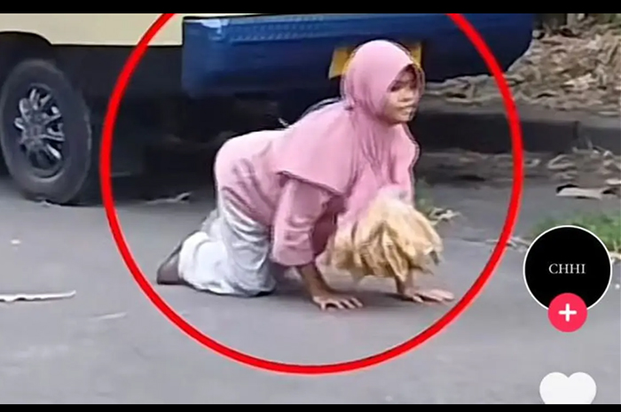 Kisah Pilu Cyntya, Gadis Berjualan Peyek Sambil Merangkak, Viral di Medsos: Surabaya Beri Dukungan