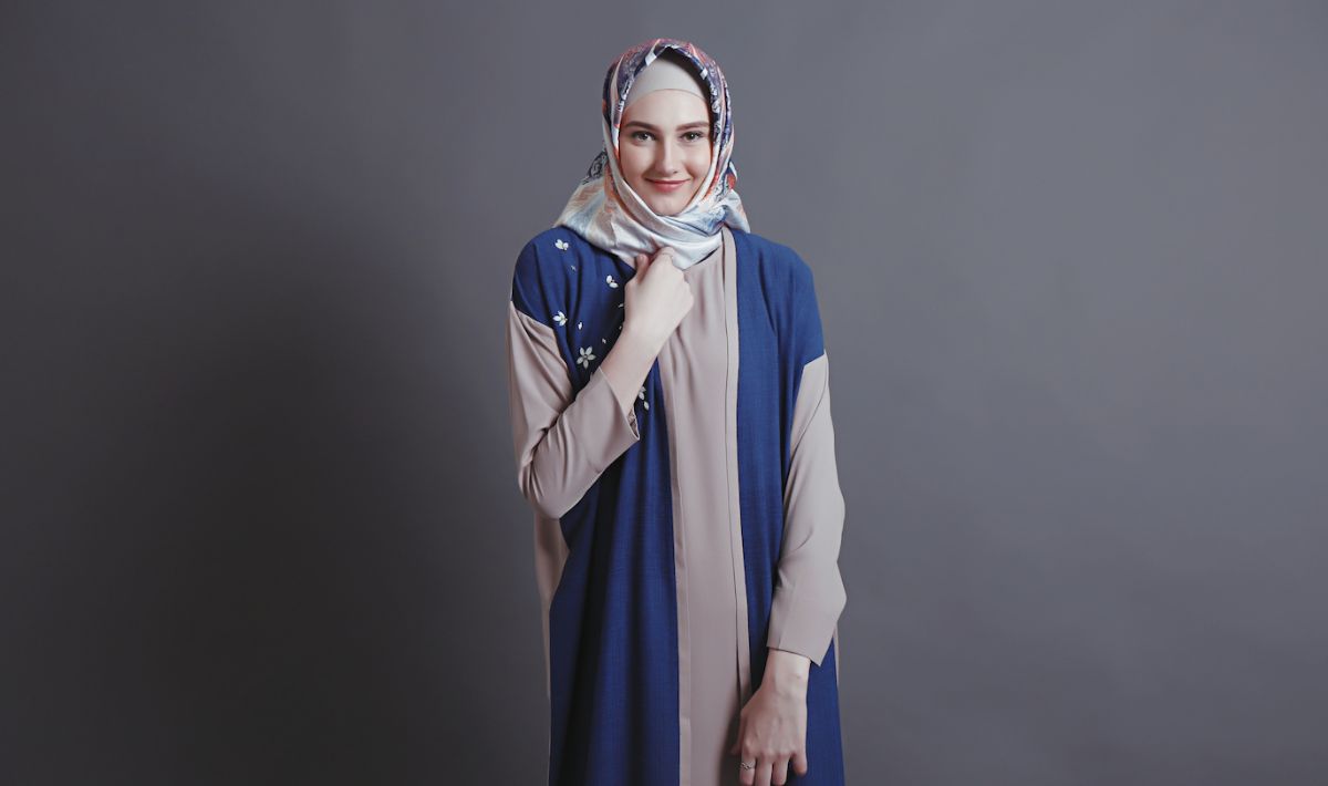 Tampil Stylish di Kampus: Tips Memadukan Cardigan dengan Midi Dress untuk Gaya Dinamis