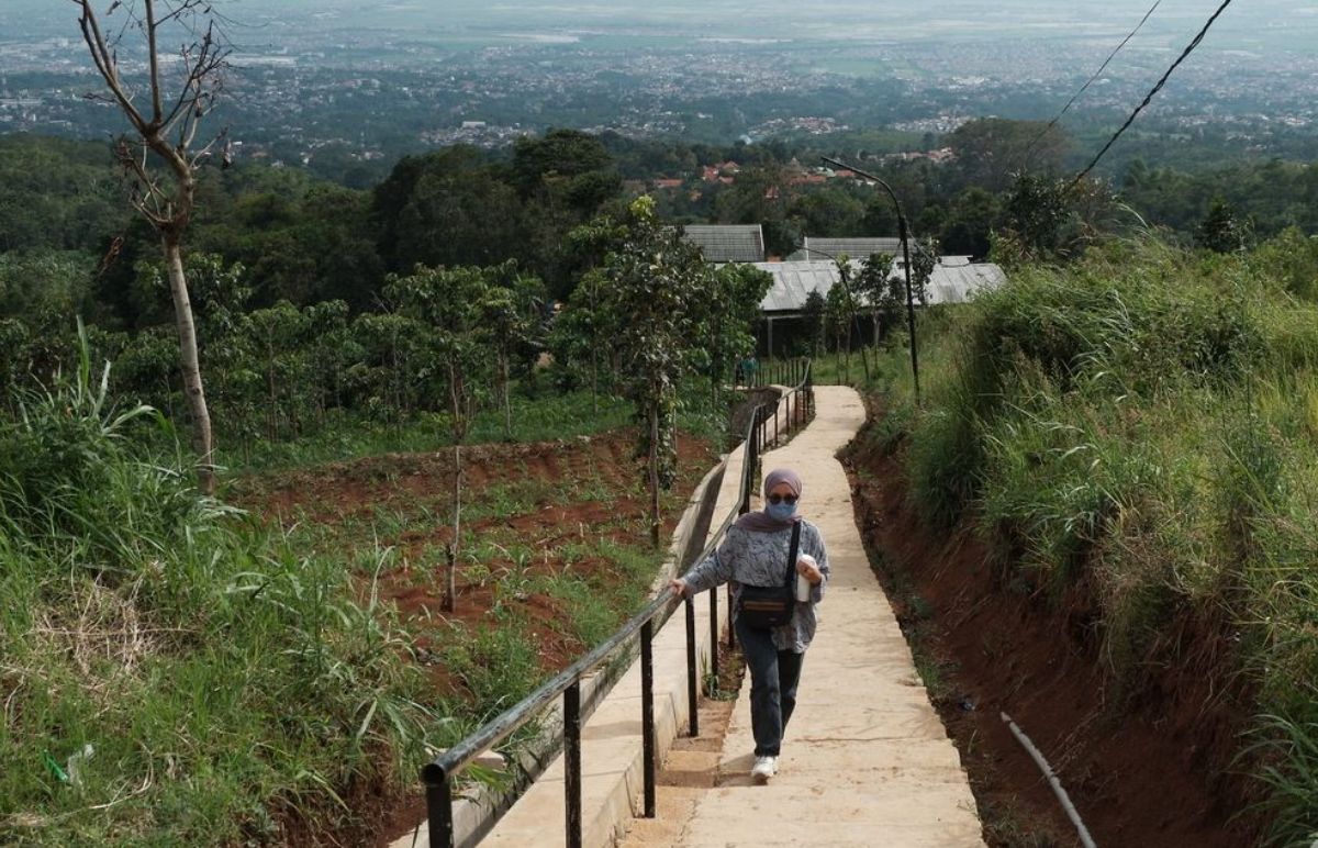 Intip Yuk! Wisata Tangga Seribu Gunung Gare: Trek Menantang dengan Pemandangan Menawan!
