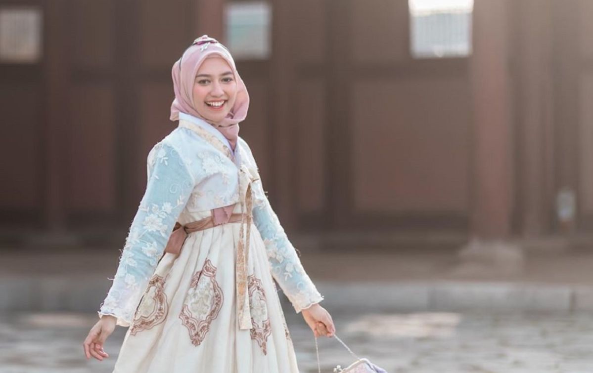 Gaya Modest dan Stylish: Inspirasi OOTD Hijab Korea dengan Long Outerwear