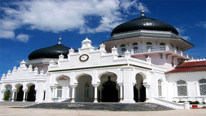 Menyusuri Keagungan dan Ketahanan dalam Wisata Bersejarah, Masjid Baiturrahim Banda Aceh