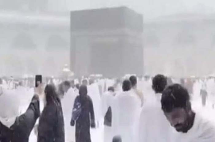 Jamaah Umrah Tetap Melakukan Thawaf di Tengah Hujan Deras dan Angin Badai di Makkah