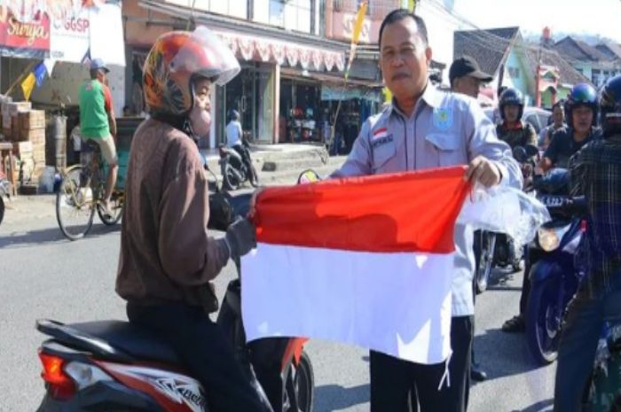 Sambut HUT RI ke-78 Ribuan Bendera Merah Putih Dibagikan di OKU Selatan