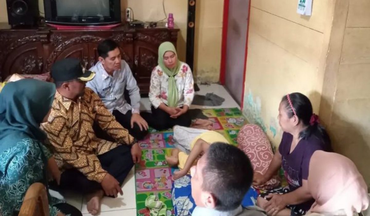 Jum'at Betandang program kecamatan Talang Kelapa Dukungan kepada keluarga disabilitas oleh Camat Salinan