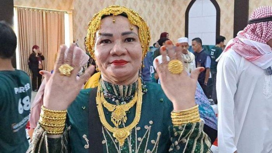Ini Sosok Emak Viral, Memamerkan Ratusan Gram Emas Usai Pulang Haji