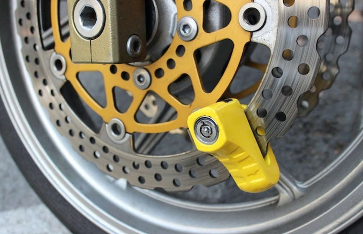 Tak Cukup Alarm! Ini Alasan Gembok Cakram Lebih Aman untuk Motor Anda