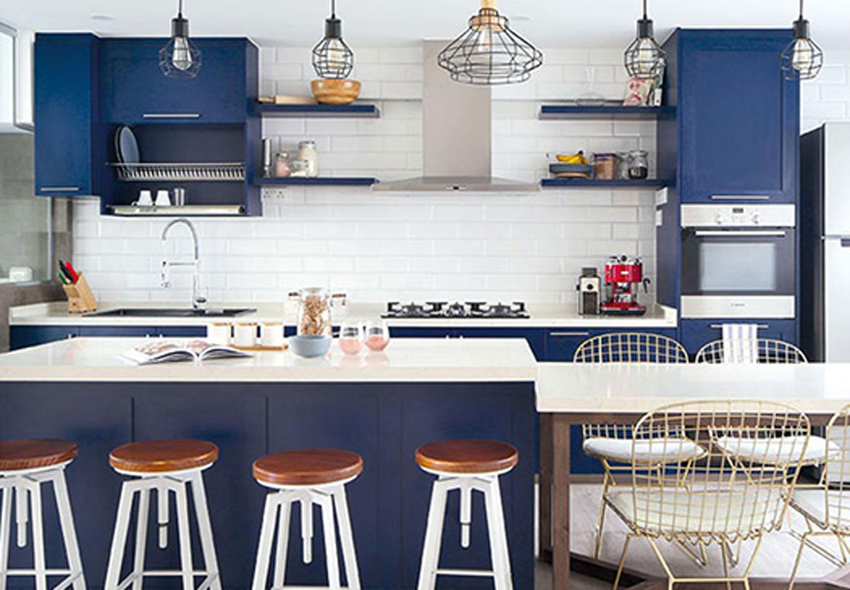 Sentuhan Elegan dengan Warna Navy di Dapur Mini Bar: Solusi Cerdas untuk Hunian Modern