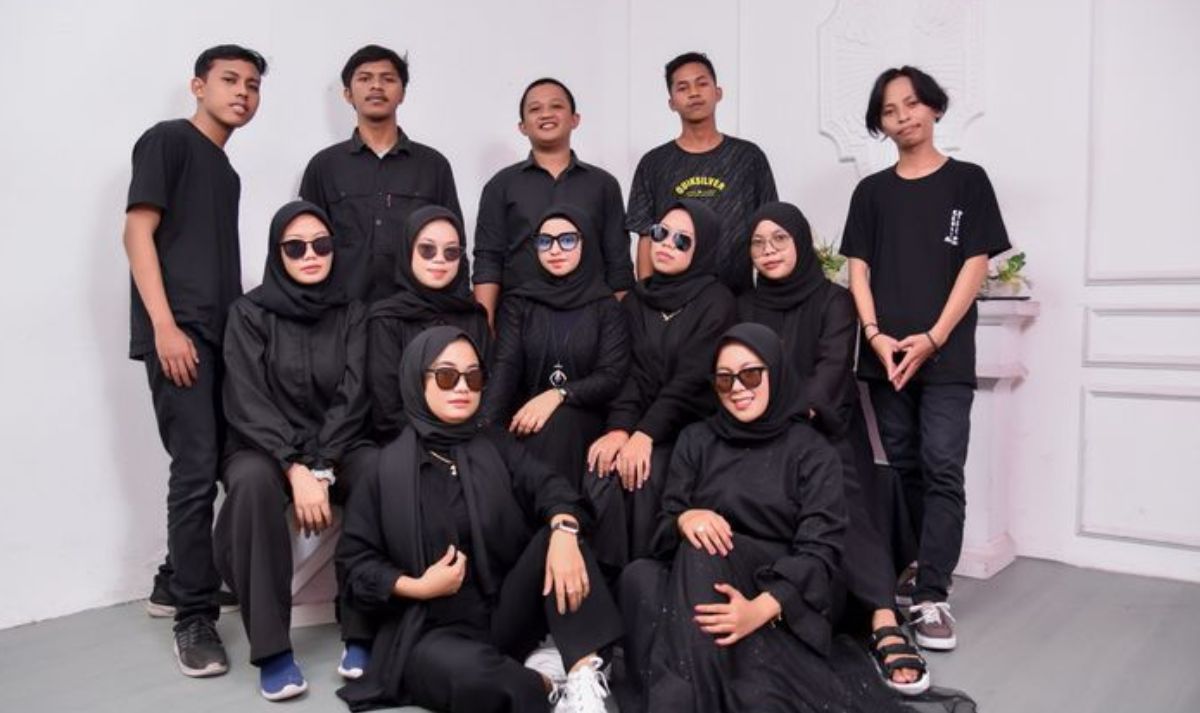 OOTD Foto Studio: Inspirasi Tampilan Seragam untuk Foto Bareng Keluarga Kamu Nih!