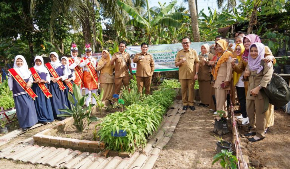 PJ Bupati Banyuasin, Pantau Hasil Budidaya Gertas di SMPN 2 Banyuasin 3 untuk Hal Ini?!