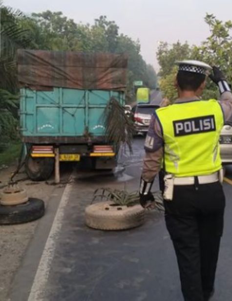 Truck Mogok Patah As di Sembawa Banyuasin, Rekayasa Lalin Diamankan