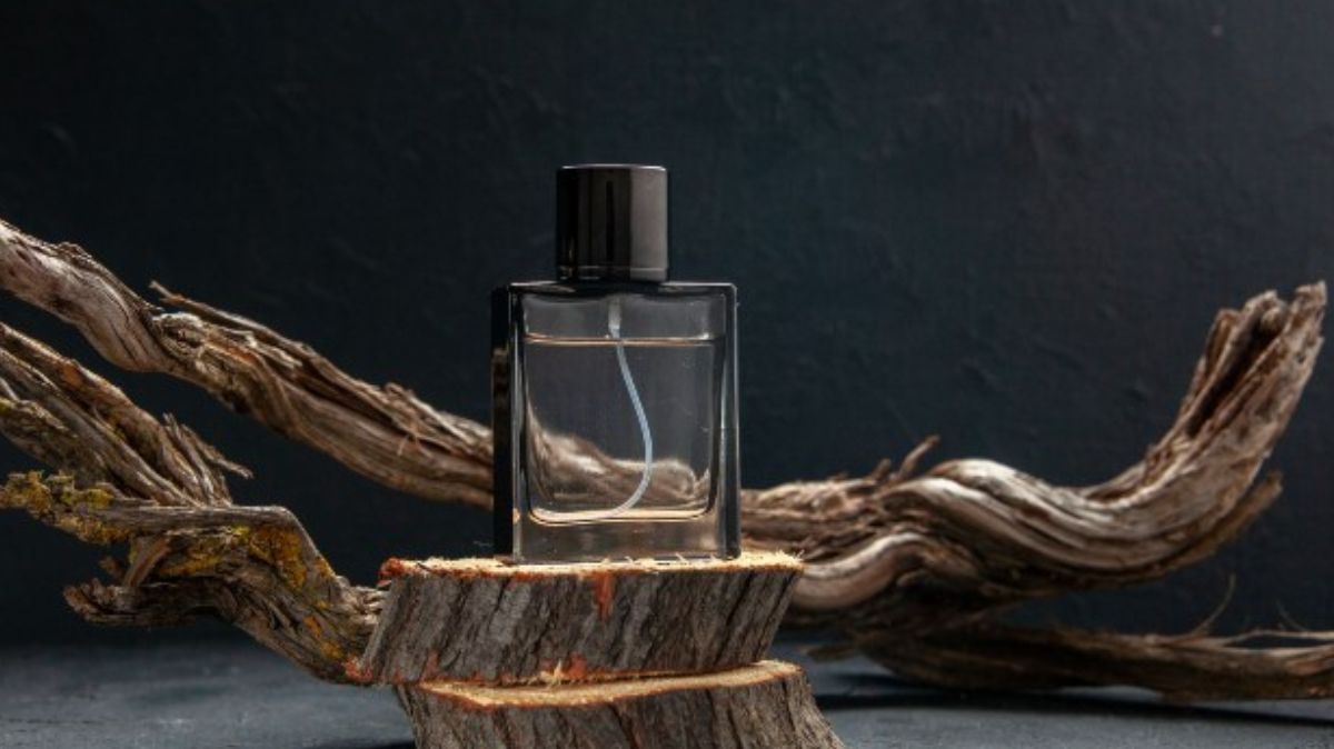 Mengapa Pria Harus Memilih Parfum dengan Aroma Kayu? Kesan Maskulin, Elegan, dan Memukau