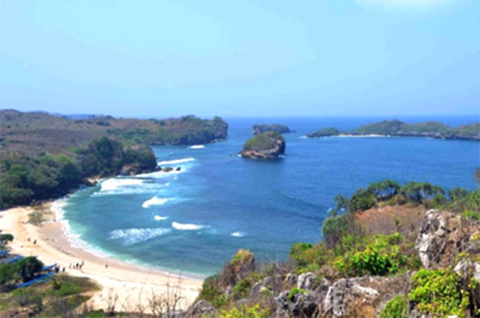 Serunya Beraktivitas Bersama Anak-anak di Pantai Jolosutro dan Pantai Peh Pulo Kediri