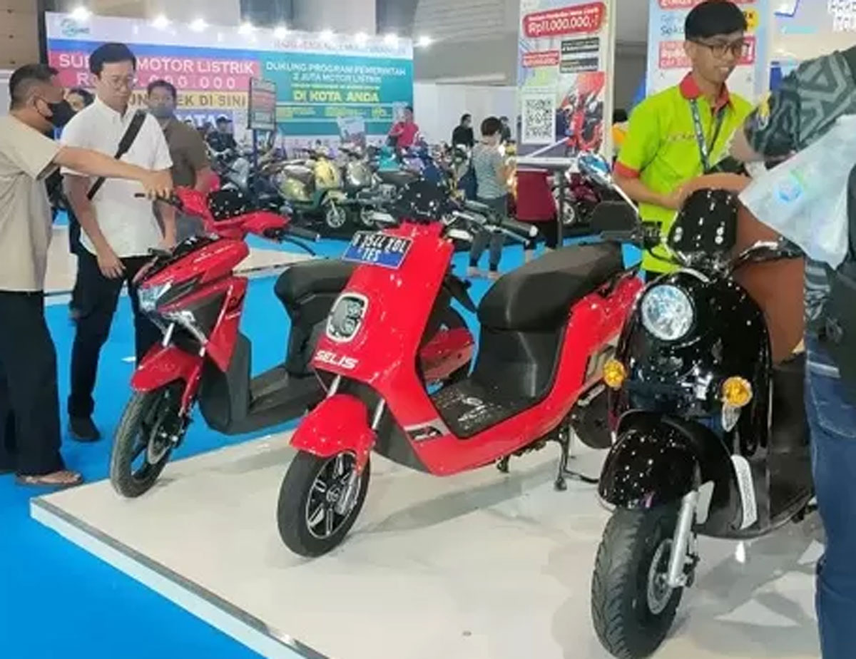 Tertarik Punya Motor Listrik? Ini Rincian Pajaknya yang Ternyata Super Murah!