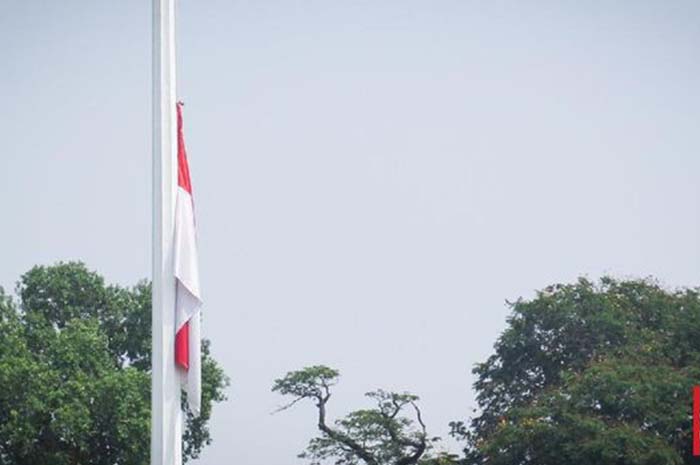 Pria Berani Panjat Tiang Bendera Demi Kibarkan Merah Putih Raih Penghargaan di Cianjur