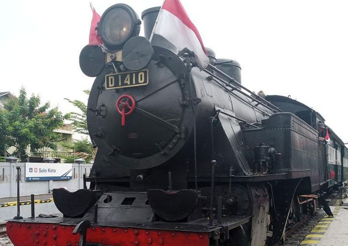 Menjelajah Rel Tengah Kota dengan Kereta Uap Jaladara di Solo