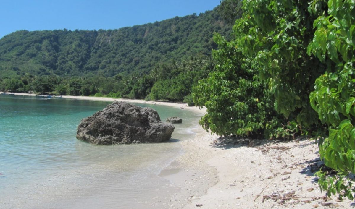 Keindahan Pasir Putih & Laut Jernih di Pulau Batu Berlayar: Surga Kecil yang Memesona!