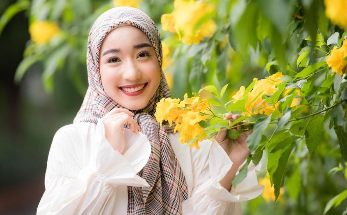 Inspirasi Makeup dan Hijab Selaras Warna Pastel: Tetap Anggun dan Seimbang