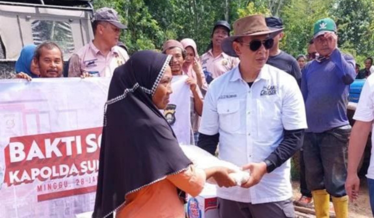 Bakti Sosial Kapolda Sumsel dan Komunitas Jeep, Bagikan Bantuan Sembako untuk Korban Banjir Palembang  