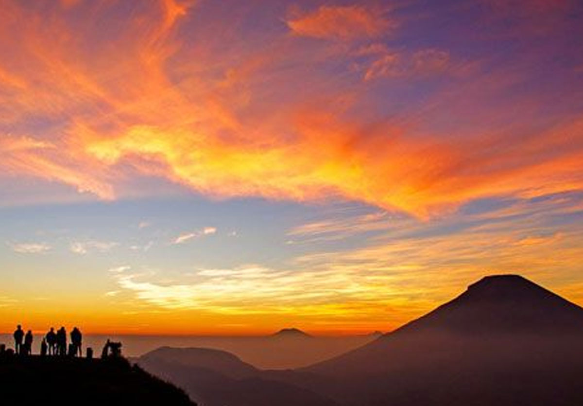 Menyaksikan Keindahan Golden Sunrise di Bukit Sikunir, Surga di Atas Awan Dieng