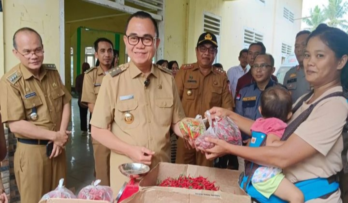 Antusias Masyarakat Banyuasin: Pasar Murah Bersama Pj. Bupati H. Hani Syopiar Rustam