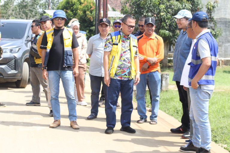 Monitoring Proyek Jalan Alfa One – Tanjung Sari, Pj. Bupati Banyuasin Tekankan Pentingnya Pemeliharaan