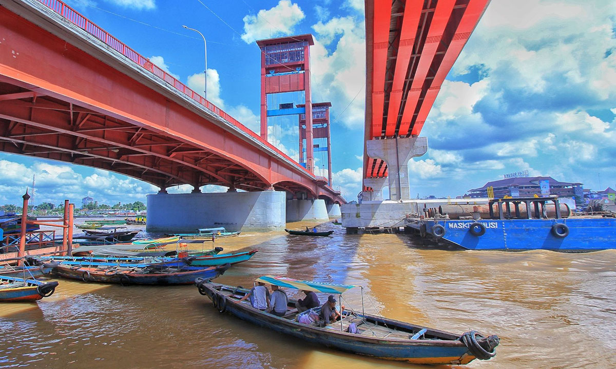 Tepat diatas Sungai Musi Palembang! Ada Restoran Terapung dengan View Jembatan Ampera, Cobain Yuks!