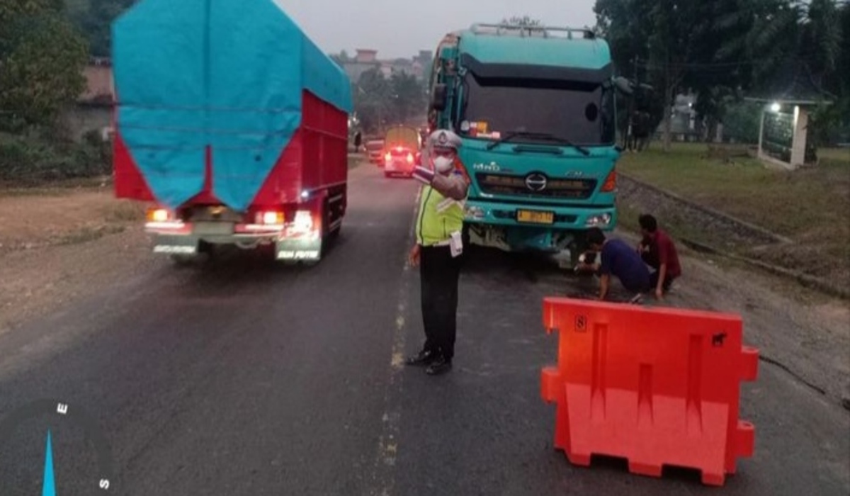 Personil PATAKA Polres Banyuasin Beraksi, Tangani Truk Mogok Lalu Lintas