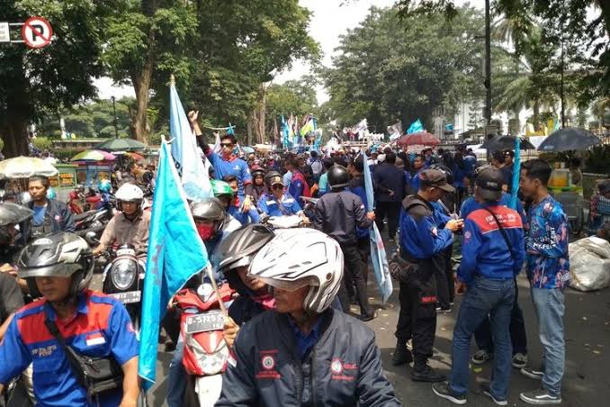 Breaking News : Hari ini Demo Buruh Se-Jawa Barat Demi Revisi UMK. 