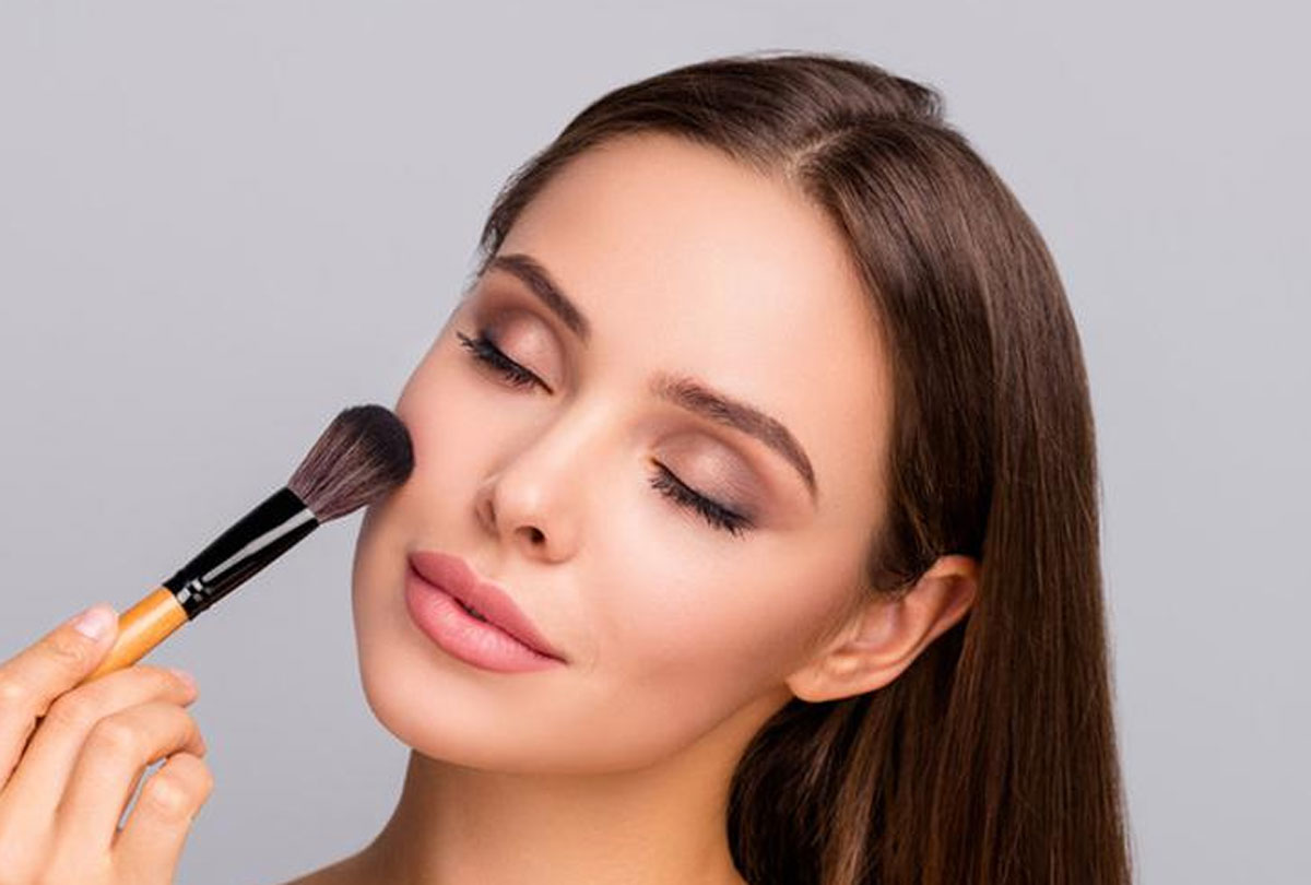 Pentingnya Memilih Alat yang Tepat untuk Mengaplikasikan Blush On: Panduan Lengkap untuk Hasil Makeup Sempurna