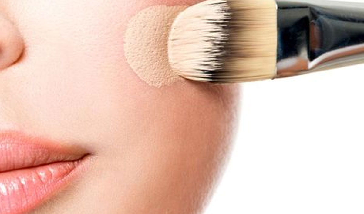 8 Cara Mencegah Makeup Cakey, Foundation Aman Anti 'Longsor'