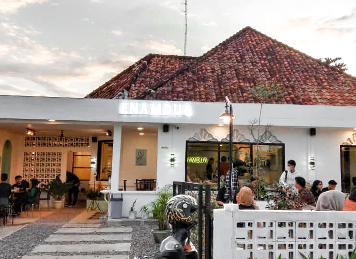 ENAMDUA Coffee and Eatery: Tempat Nongkrong Kekinian dengan Nuansa Minimalis di Palembang