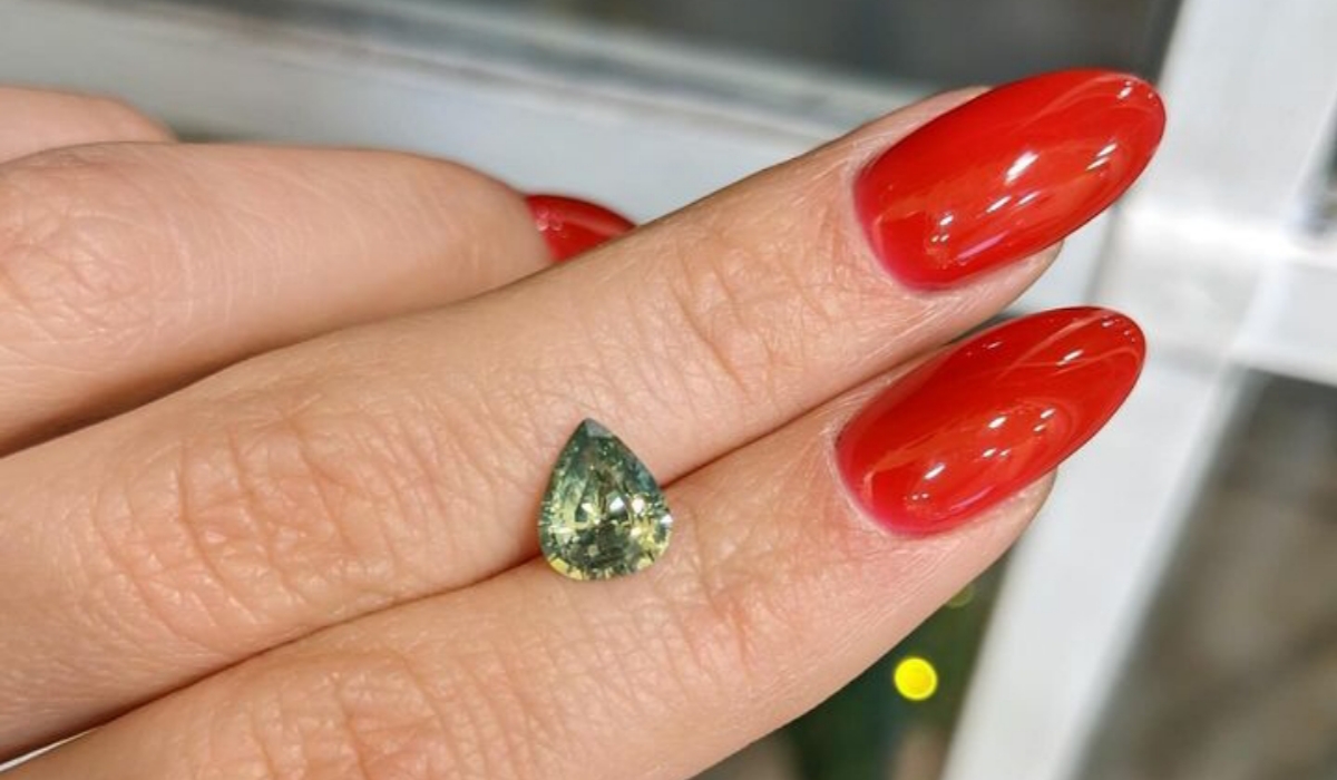 Green Sapphire Three-Stone Ring Diyakini Jadi Simbol Cinta Abadi, Ini Alasannya!