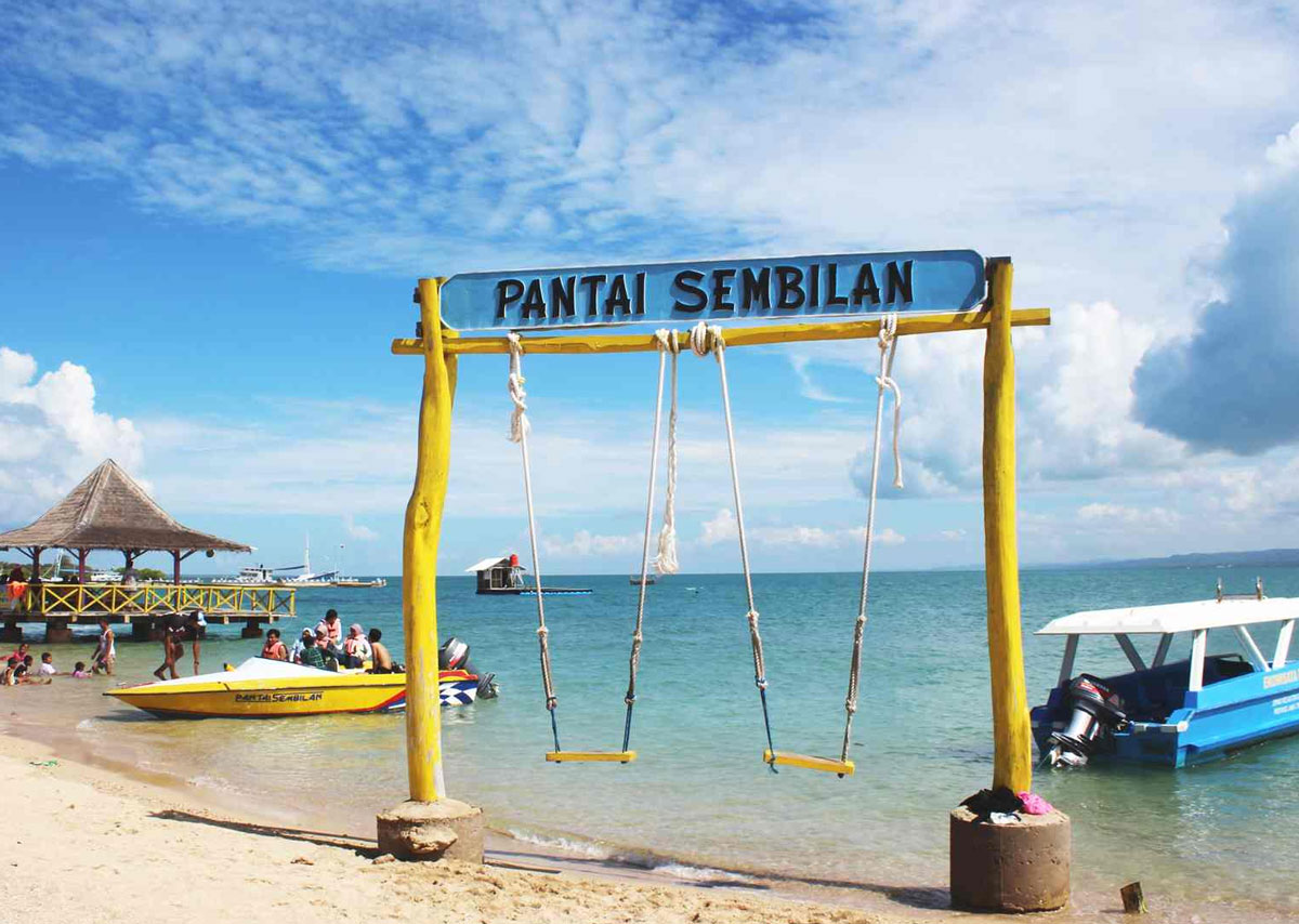 Menyusuri Pasir Putih di Pantai Sembilan, Madura