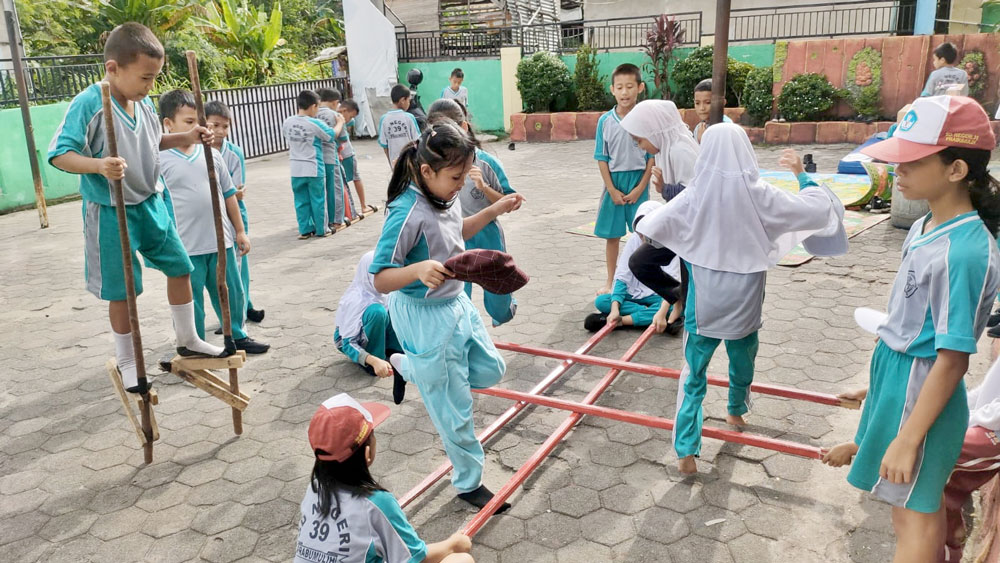10 Permainan Tradisional Indonesia yang Bikin Nostalgia Meledak, Nomor 7 Paling Dirindukan!