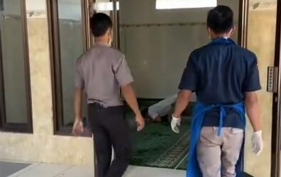 Meninggal Saat Sujud? Ternyata Ketiduran! Viral di Medsos Memancing Berbagai Komentar