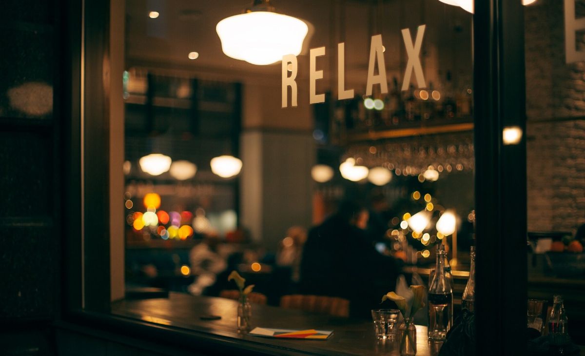 Musik Latar yang Bikin Betah: Suasana Coffee Shop Diciptakan Lewat Pilihan Playlist yang Chill!
