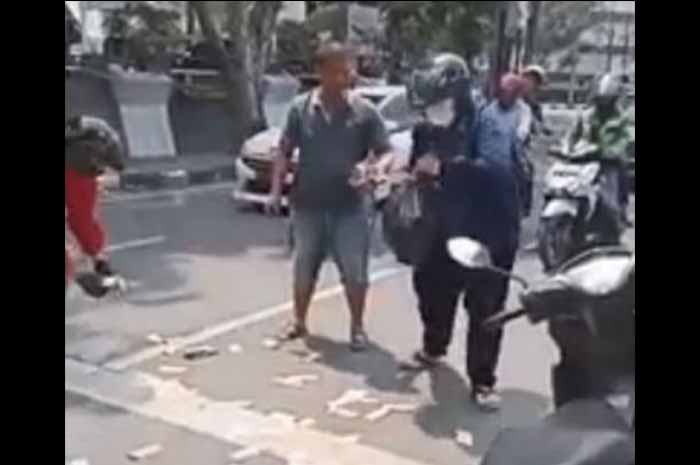 Kejadian di Kota Medan: Uang Jutaan Rupiah Berhamburan di Jalan Protokol, Reaksi Pemotor Bikin Heboh!