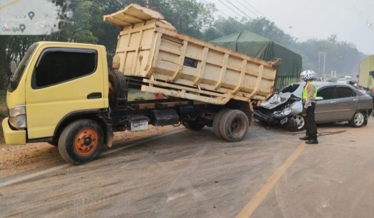 Celaka! Sedan Remuk Seruduk Truck di Exit Tol Musi Pait Banyuasin