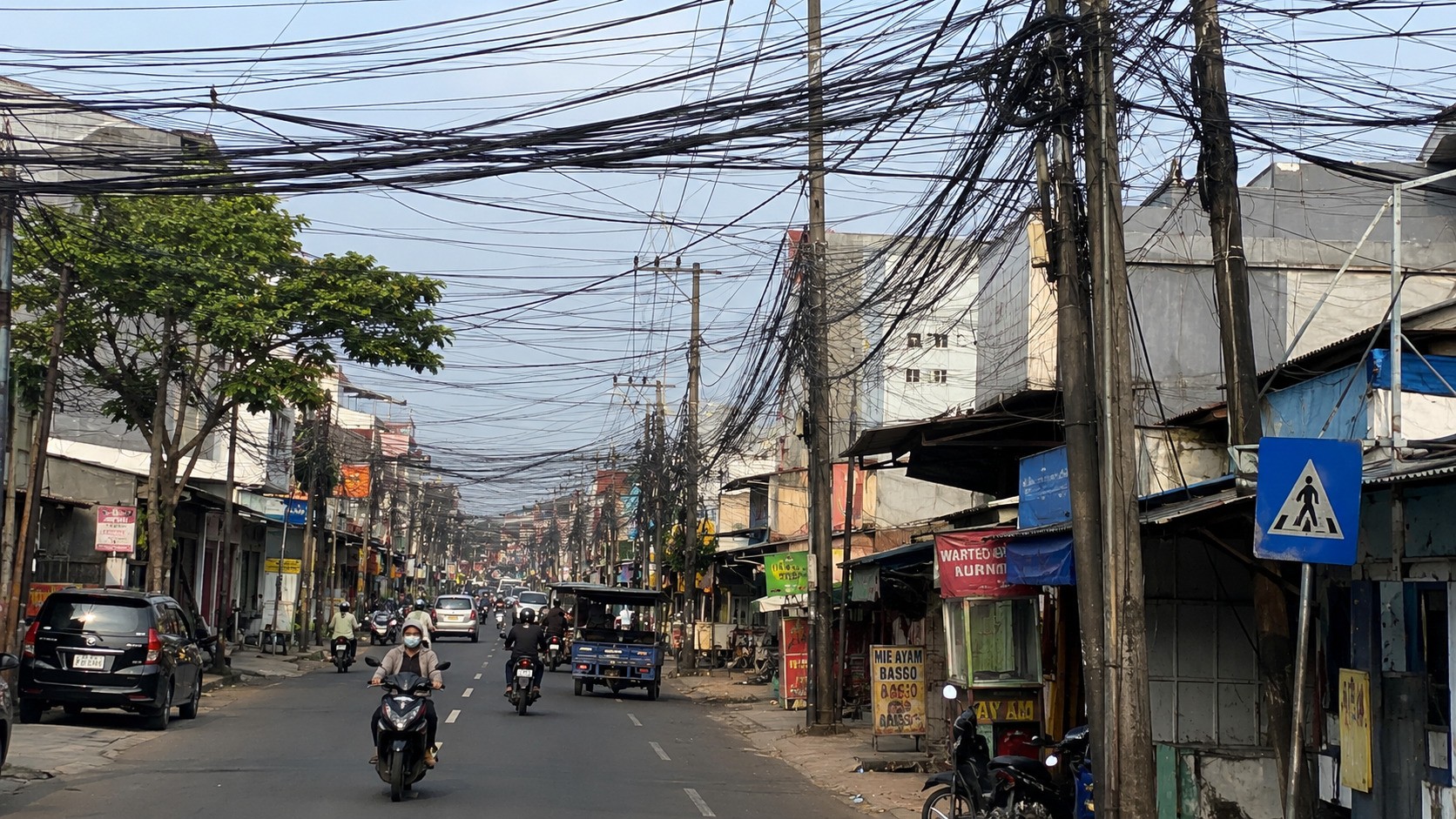 Kabel Listrik Semrawut di Jalan, Ancaman Nyata yang Sering Diabaikan