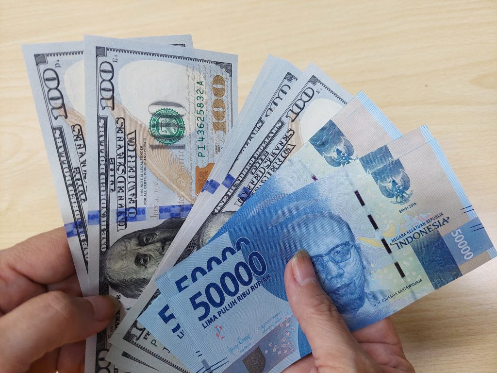 Rupiah Senin Menguat ke Rp15.461/USD; Dollar di Asia Menanjak Perlahan, Bergerak Fluktuatif