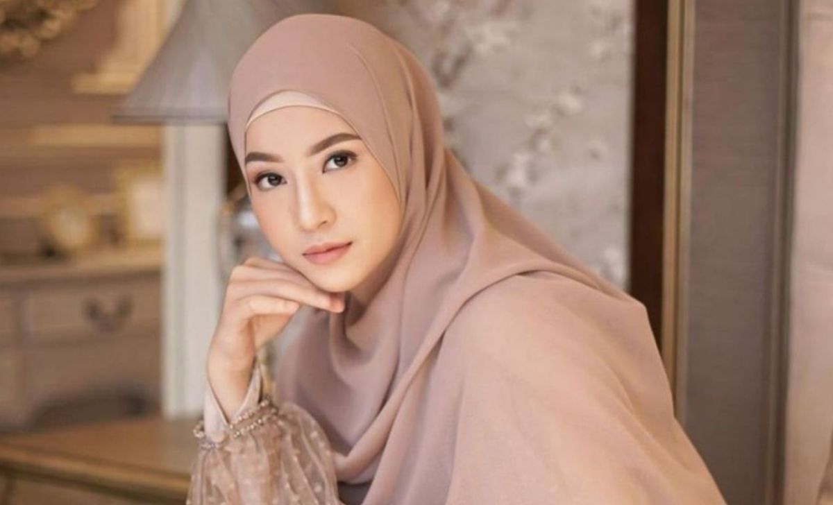 Inspirasi dan Tips Berbusana! Gaya Syar'i dan Simpel Natasha Rizky untuk Kegiatan Sehari-Hari!