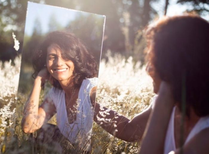 Membuat Foto Selfie Memiliki Makna Mendalam bagi Orang Lain: Caranya? Terapkan Konsep Self-Potrait Berikut Ini