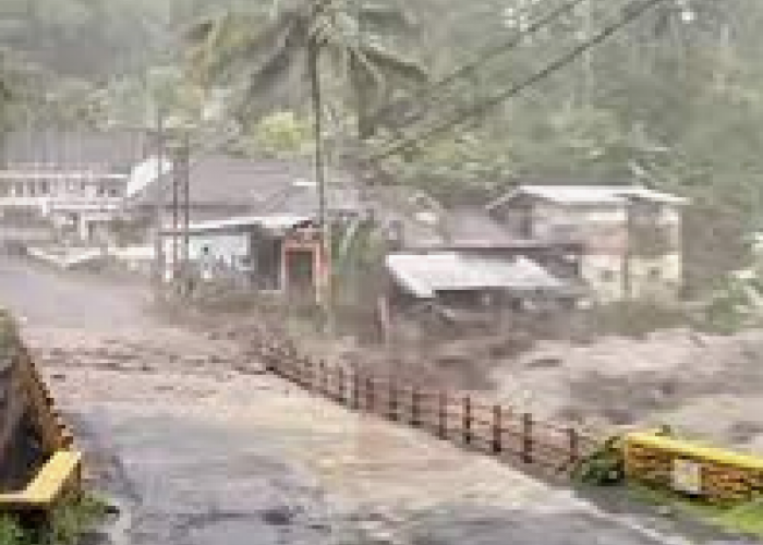 Jembatan Kali Glidik Hancur Diterjang Banjir Besar, Kabupaten Malang dan Lumajang Terjebak!