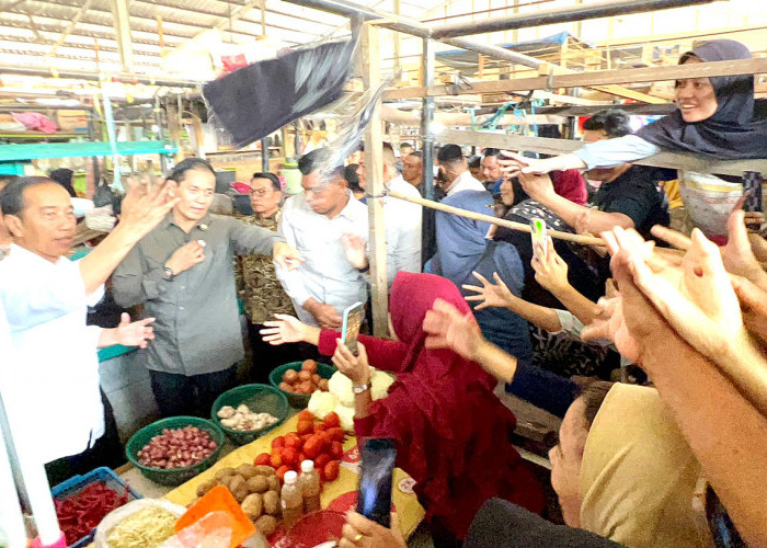 Tepuk Tangan & Sorak-Sorai! Jokowi di Pasar Sekip Ujung, Palembang: Kado Istimewa untuk Pedagang