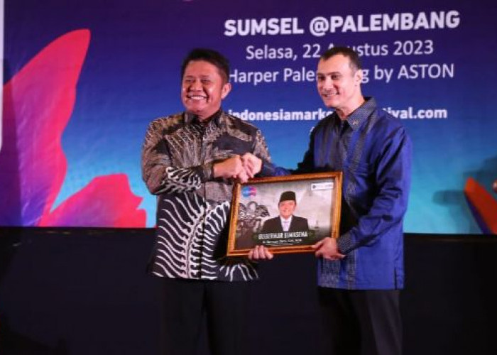 Gubernur Sumsel Herman Deru Raih Penghargaan Bimasena dalam Indonesia Marketing Festival 2023