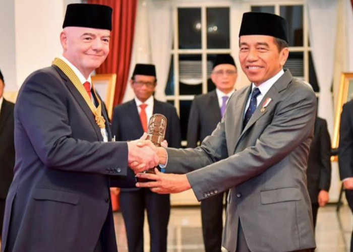 Ini Alasan Dibalik Jokowi Beri Anugerah Bintang Jasa Pratama Ke Presiden FIFA! 