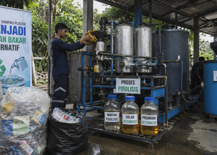 Pemuda Desa Punya Cara Cerdas Lawan Sampah Plastik: Diubah Jadi Bahan Bakar